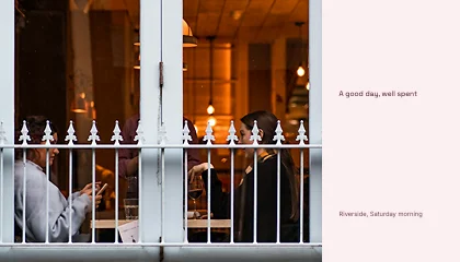Photo with caption · Rose · Grotesk
